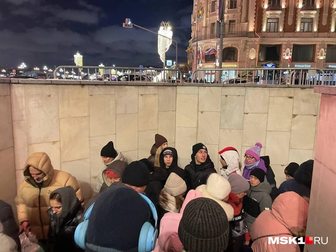 У «Охотного ряда» образовались толпы людей | Источник: Вера Борисова / MSK1.RU