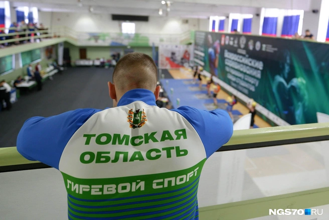 Вход на соревнования свободный, любой желающий может прийти и поддержать спортсменов со зрительских трибун на втором этаже | Источник: Варвара Фролова / NGS70.RU