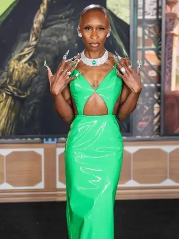 Сейчас женщина пугает худобой и «загадочным» видом