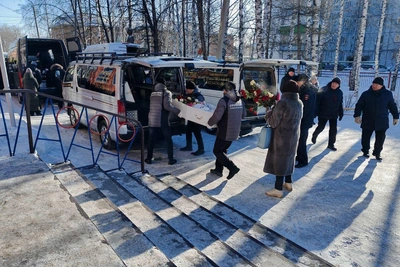 Похороны погибших в сауне подростков прошли в Кузбассе