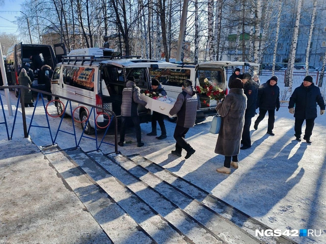 Белые гробы предали земле на одном кладбище | Источник: NGS42.RU