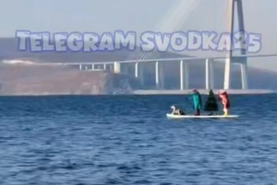 Дед Мороз и елка устроили сап-серфинг в Патрокле