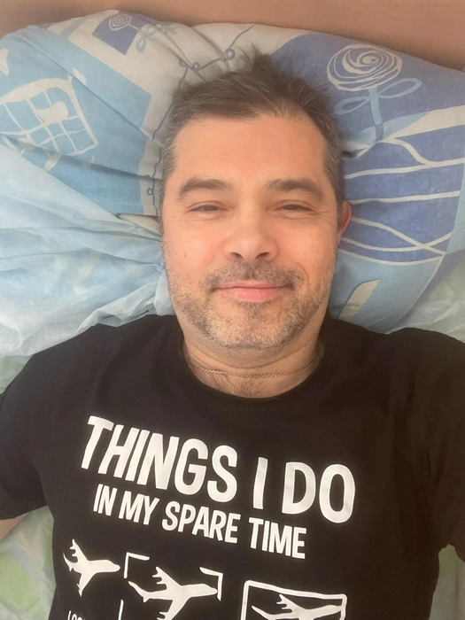 Вадим Азарх уже несколько лет живет с рассеянным склерозом — пока неизлечимым заболеванием, которое не мешает ему творить и выступать | Источник: личный архив Вадима Азарха