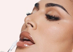 Новинка от Huda Beauty: блеск для губ Faux Filler Extra Shine