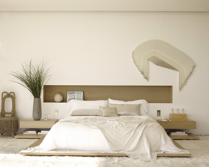 Спальня. Кровать и прикроватные столики из беленого грецкого ореха сделаны на заказ. На стене — работа Деррика Веласкеса. На полу — ковер из козьей шкуры.