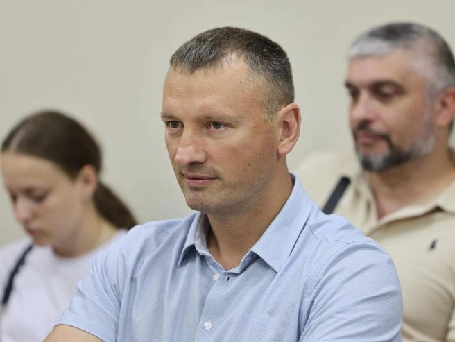 Застройщик Алексей Цуканов предложил наносить на стены домов информацию о чиновниках, разрешивших строительство без парковок и озеленения. | Источник: Алексей Волхонский / V1.RU