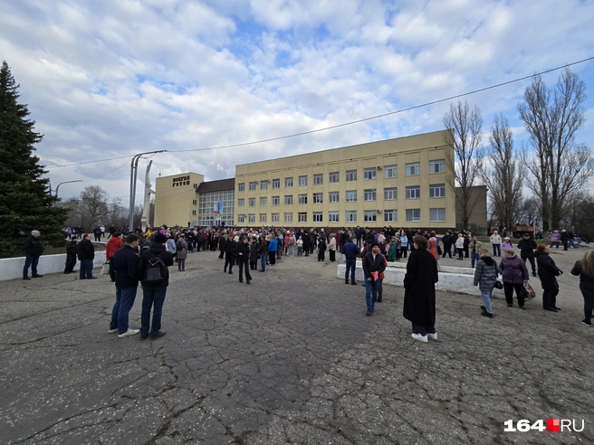 На митинг пришли сотни саратовцев | Источник: Семен Коротов-Майбах / 164.RU