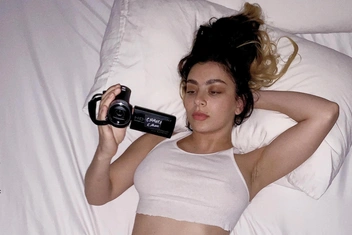 Party 4 U: в чем смысл песни Charli XCX и как она стала гимном летней грусти