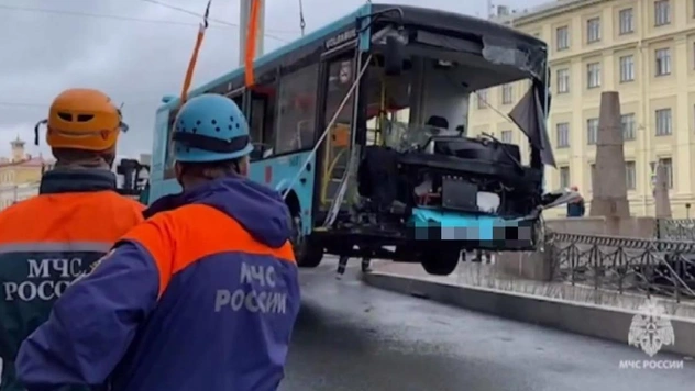 «В такой ситуации нельзя пройти мимо»: очевидцы вытащили людей из автобуса, который утонул в Мойке