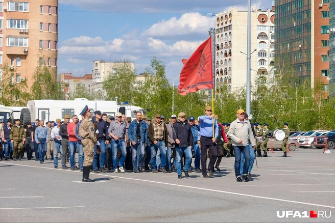 Участники репетиции маршировали вдоль парковки