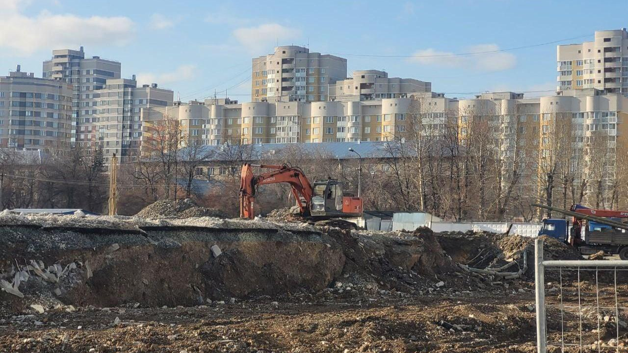 Об Уралмашевском рынке уже ничего не напоминает. Показываем, что происходит на месте бывших торговых рядов 