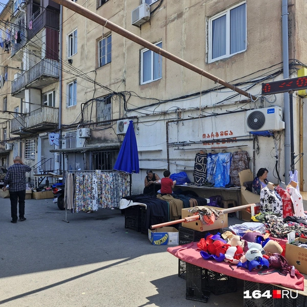Очень напоминает привокзальный рынок | Источник: Виктория Федорова / 164.RU