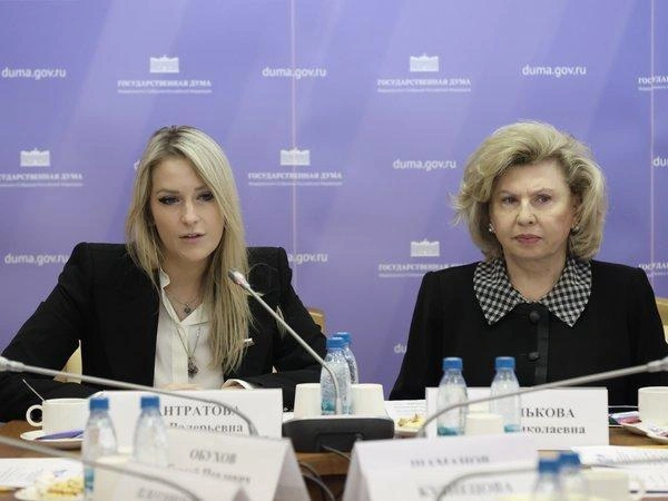 Депутат Госдумы Яна Лантратова (слева) может сменить Татьяну Москалькову на посту уполномоченного по правам человека. | Источник: duma.gov.ru