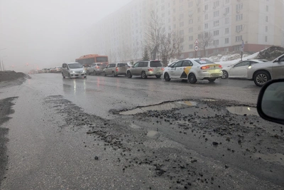 В Плющихинском жилмассиве образовались глубокие ямы на дороге