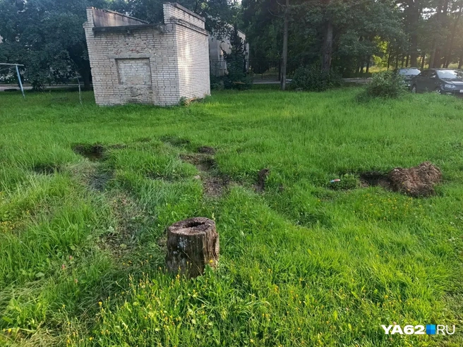 Это все, что осталось от площадки около дома № 28 на Гагарина | Источник: Читательница YA62.RU Анна