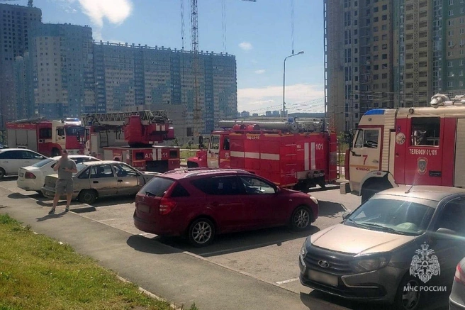 Четыре пожарные машины и 13 сотрудников МЧС приехали к дому | Источник: МЧС Челябинской области / t.me