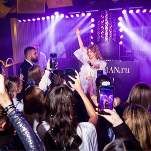 Блеск серебра, перфомансы и предсказания: как прошла Celebrity Party в честь дня рождения Woman.ru