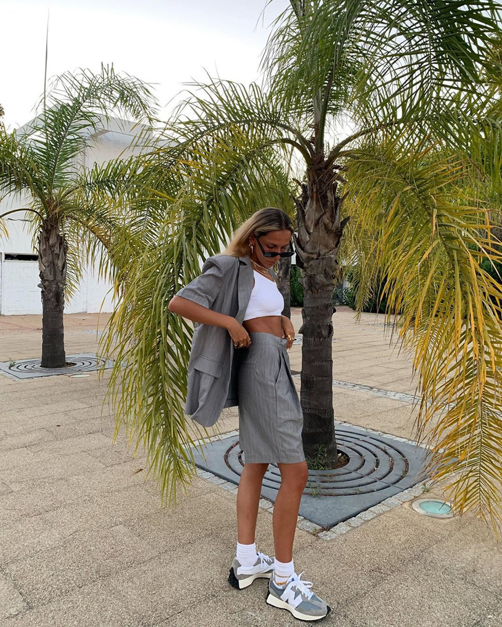 Бермуды + пиджак с укороченными рукавами: формула делового летнего образа от стилиста Софии Коэльо