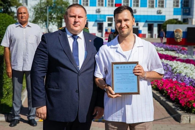Александр Дюкарев (в пиджаке слева) | Источник: АО «Красмаш» / vk.ru
