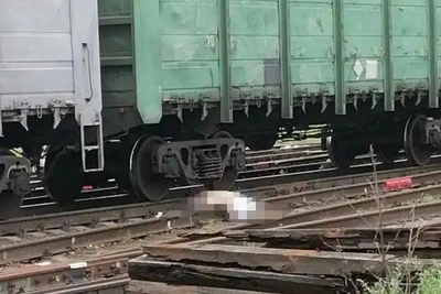 В Кольцово поезд насмерть сбил человека: видео