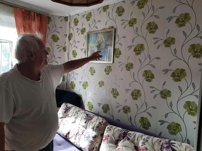 В квартире Виталия Борина на стене под обоями видна трещина. | Источник: Екатерина Лещенкова / 76.RU
