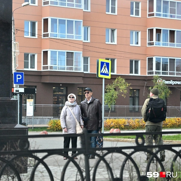 Местные жители знакомятся с новым объектом | Источник: Василина Любимова / 59.RU