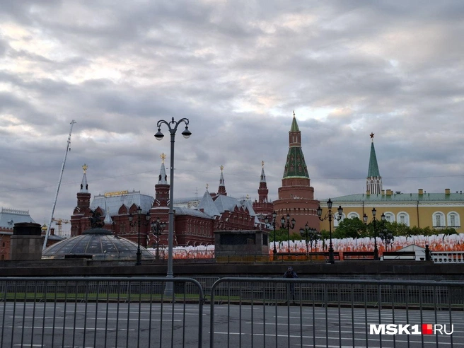 Салют отгремел, выходы со станций закрыли: онлайн-репортаж с празднования 9 Мая в Москве | Источник: Серафима Путиева / MSK1.RU