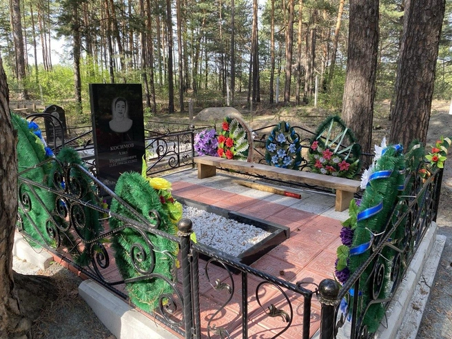 К оградке привязано множество венков, сама же территория могилы вымощена плиткой | Источник: Ирина Господаренко / NGS22.RU