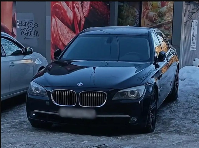 Лидер шайки передвигался на черном BMW 750 | Источник: Nomerogram.ru