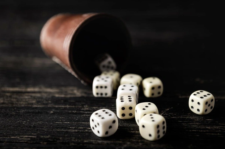 Если бросать кости достаточно долго, выпадет любая комбинация цифр. Так и во Вселенной может реализоваться любое состояние элементарных частиц | Источник: Rouzes / iStock