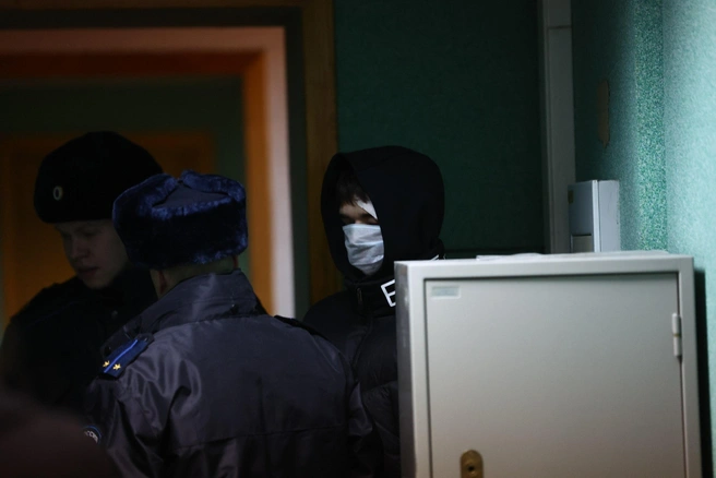 У подозреваемого пластырь на лбу | Источник: Александр Ощепков / NGS.RU