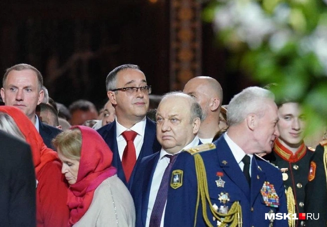 Председатель Мосгордумы Алексей Шапошников (в очках) и руководитель департамента нацполитики города Виталий Сучков (в фиолетовом галстуке) | Источник: Анна Селина / MSK1.RU