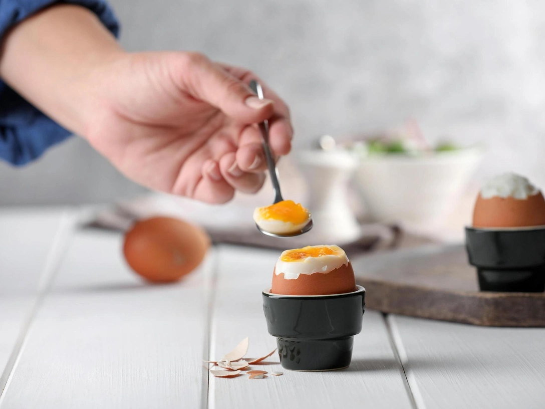 Как нужно готовить яйца всмятку: вы всю жизнь делали это неправильно | marieclaire.ru