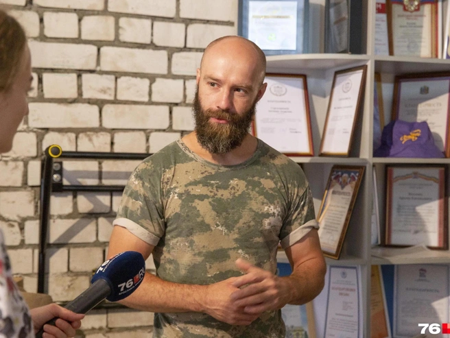 В 2021 году Артем Козлов давал 76.RU интервью, о том как правильно выбрасывать мусор. Тогда он вместе со своей командой еще только основал знаменитый в городе эколофт «Л.У.В.Р.» | Источник: Елена Вахрушева / 76.RU