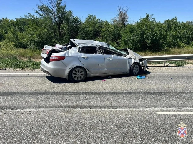 Тяжелый грузовик вытеснил легковой автомобиль на встречную полосу движения. | Источник: ГУ МВД России по Волгоградской области