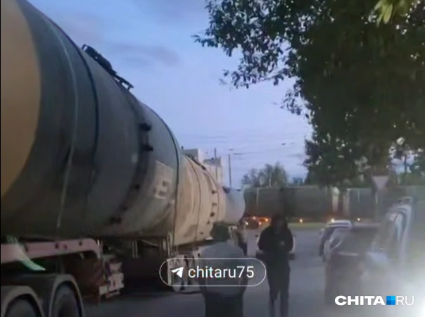 Фуры пытались проехать по аварийному мосту | Источник: очевидец