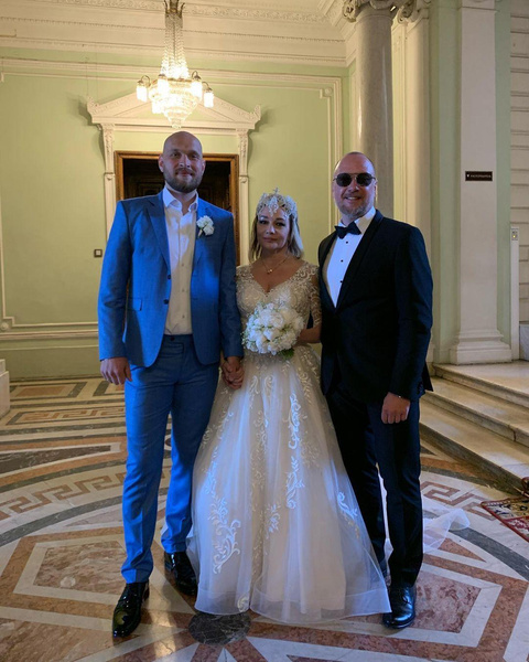 Влюбленная Буланова объяснила выбор белого платья на бракосочетание с молодым мужем