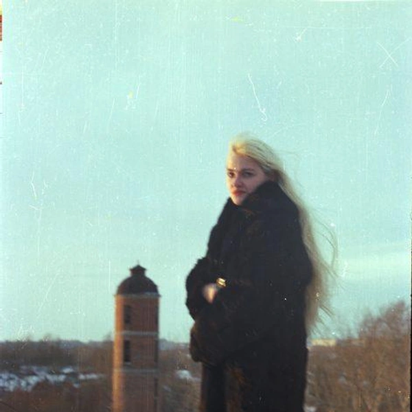 Девушка стоит рядом с водонапорной башней в поселке СибНИИСХоза | Источник: pastvu.com