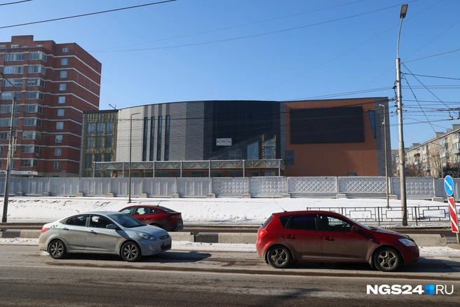 Всё это время кинотеатр остается одним из главных городских недостроев | Источник: Артем Ленц / NGS24.RU
