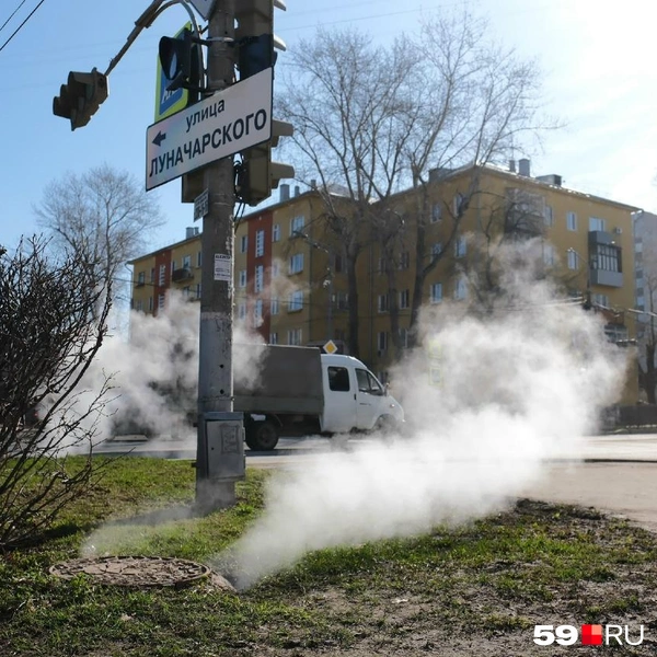 Другой «дымящийся» колодец находится у кустов на обочине | Источник: Василина Любимова / 59.RU