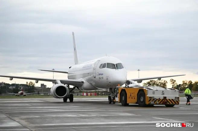 Спустя час после начала ограничений аэропорт Сочи открыли для полетов | Источник: Артур Лебедев / SOCHI1.RU
