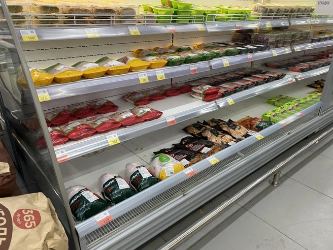 Холодильная витрина с куриным мясом в «Ленте» | Источник: Стас Соколов / NGS.RU