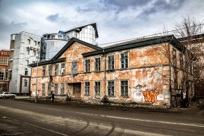 Стоп-кадр из осени 2013 года. До сноса двухэтажки с обветшавшим фасадом осталось меньше года | Источник: Сергей Бушуев / Vk.com