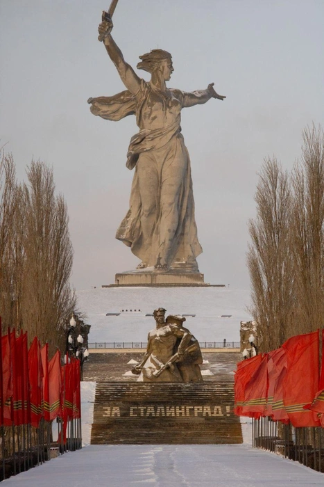 Родина-мать величественна в любую погоду | Источник: Дмитрий Axawys / T.me
