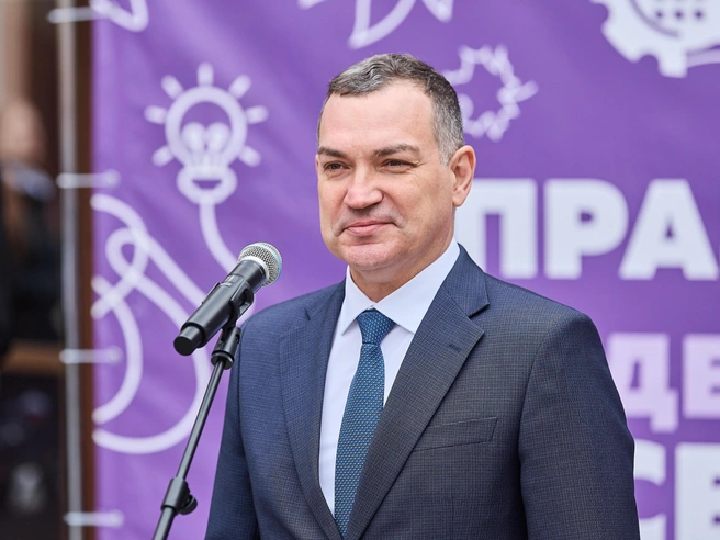 На торжественной линейке центра образования № 82 «Развитие» присутствовал мэр Новосибирска Максим Кудрявцев | Источник: Александр Ощепков / NGS.RU 