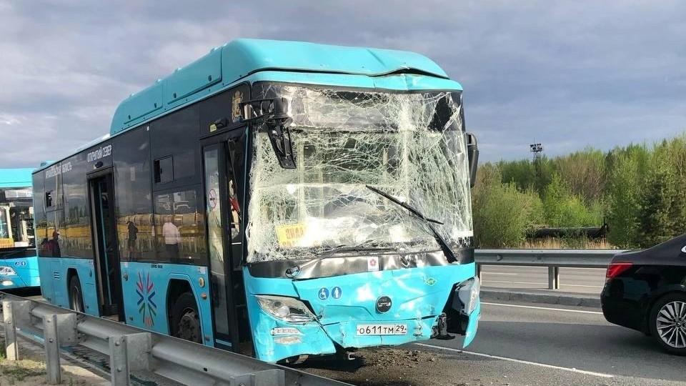 В Северодвинске столкнулись два автобуса: после там же случилась еще одна авария