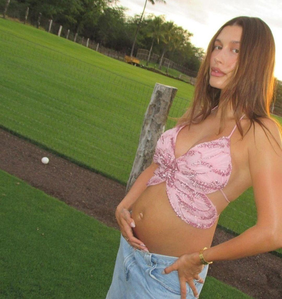 Как одеваться летом беременным: показывает Хейли Бибер