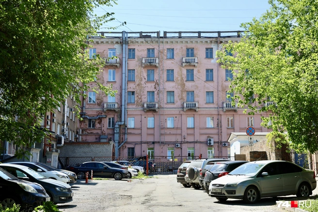 Со стороны двора гостиница выглядит еще хуже, чем с проспекта Ленина | Источник: Михаил Шилкин