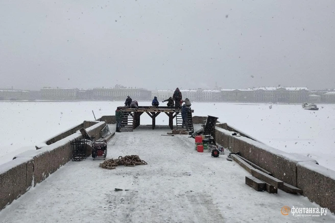 У Петропавловской крепости выстраивают эшафот. Конструкция напомнила прохожим о Навальном (фото) | Источник: Михаил Огнев/«Фонтанка.ру»