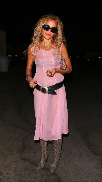 Королева стиля: Рита Ора надела на свидание «голое» платье и восхитила прохожих | marieclaire.ru